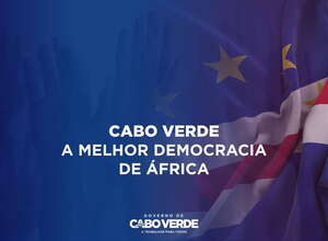 Schriftzug mit der kapverdischen Flagge im Hintergrund: Cabo Verde - A melhor democracia de África
