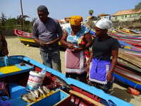 Santiago: Fischverkauf und bunte Fischerboote