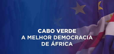 Schriftzug mit der kapverdischen Flagge im Hintergrund: Cabo Verde - A melhor democracia de África