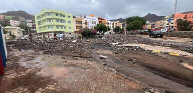 Straßenzüge sind von Schlamm und Geröll überzogen