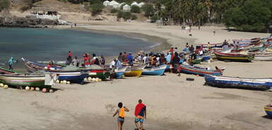 Kap Verde - Santiago: Leute und Fischerboote am Strand von Tarrafal