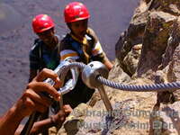 <p><strong>Bordeira- Via Ferrata (Klettersteig)</strong></p> <p>Warten am Klettersteig</p>