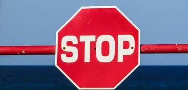 STOP-Schild an einer Schranke