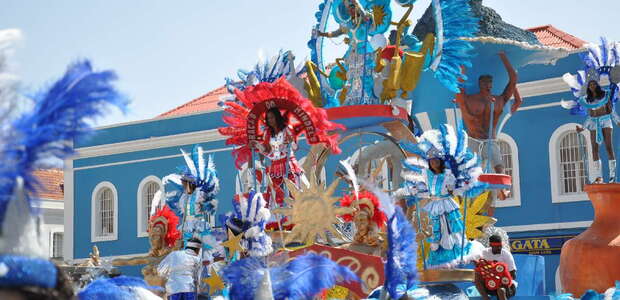 Buntes Karnevalstreiben auf den Straßen von Mindelo, Kap Verde