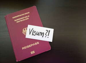 Deutscher Reisepass mit weißen Zettel mit er Aufschrift "Visum?!"