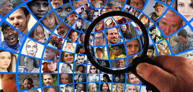 angedeutete Weltkugel mit Bildern unterschiedlichster Menschen - darüber eine Hand mit Lupe
