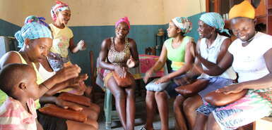 Kapverdische Frauen sitzen im Kreis um machen Batuk