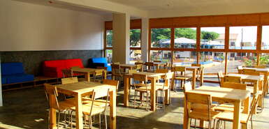 São Vicente: Aquiles Eco Hotel - Frühstücksraum mit kleinen Tischen