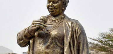 Teil der Statue von Cesaria Evora in Mindelo