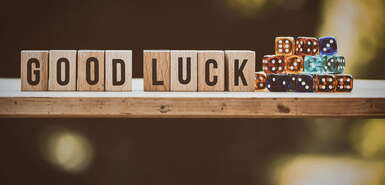 Good Luck aus Scrabble-Buchstaben und bunte Würfel