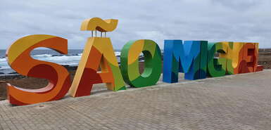 Schriftzug São Miguel in Regebogenfarben