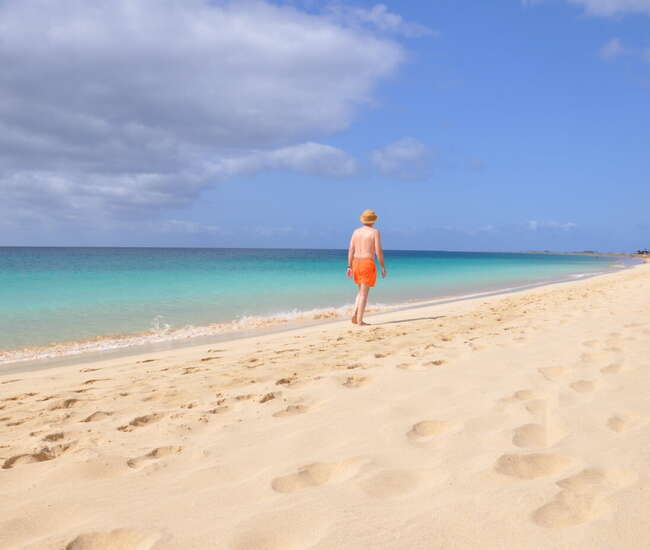 kapverdische Badeinsel Sal - Strandspaziergänger