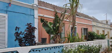 Maio: bunte Häuser am Straßenrand