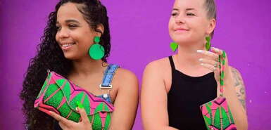 Frauen mit bunten Handtaschen vor lila Hintergrund