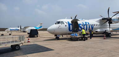 Zwei Flugzeuge, zwei Gepäckwägen und Personal