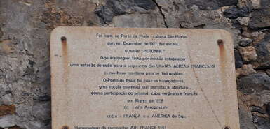 Gedenkplakette Nutzung der Bucht für die Aéropostale