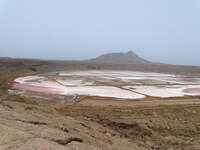 Sal: Blick vom Kraterrand auf die  Salinen von Pedra Lume