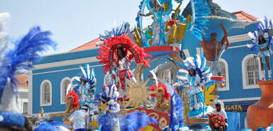 Buntes Karnevalstreiben auf den Straßen von Mindelo, Kap Verde