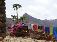 Santiago: Bunte Wäsche auf Wäschleine