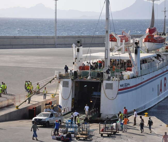 Kapverden Rundreise : Tageswanderungen Santo Antão + Santiago: Ankunft der Fähre im Hafen von Porto Movo