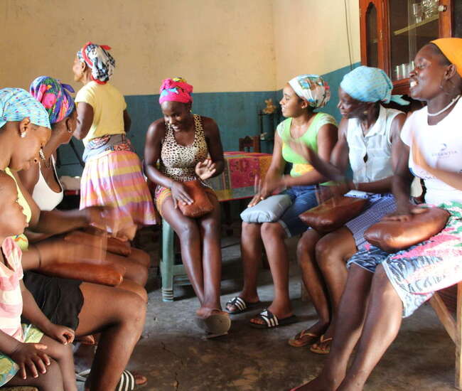 Lokale Frauen trommeln und singen für den Batuk