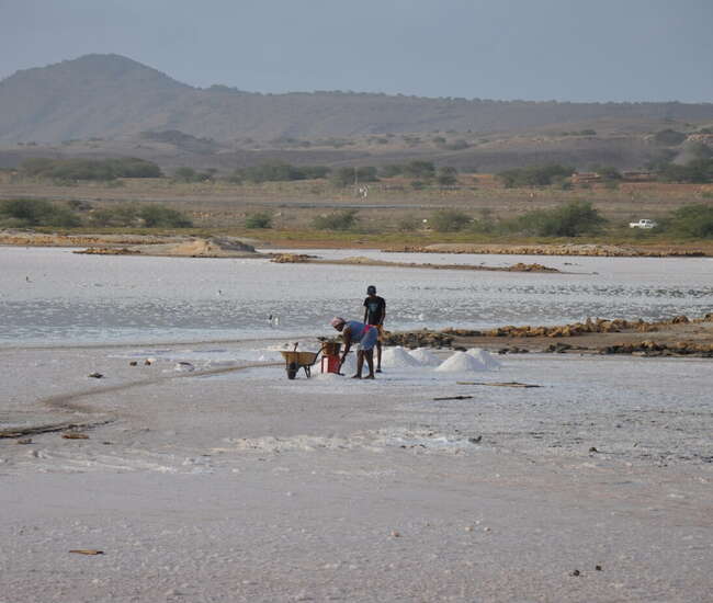 Kapverdische Insel Maio Arbeiter in den Salinen