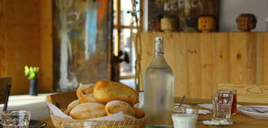 São Vicente: Aquiles Eco Hotel - Frühstückstisch mit Brötchen