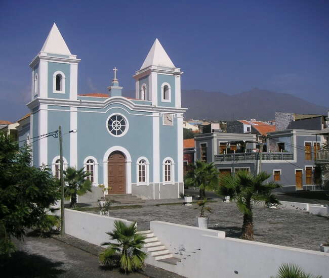 Kapverden Vukaninsel Fogo São Filipe Paroquia Ns Conceição Platz vor dem BeiraMar