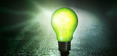 Grün leuchtende Glühbirne