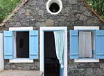 Santo Antão: Naturstein-Bungalow mit blauen Fensterläden im Mar Tranquilidade