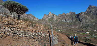 Kap Verde: zwei Wanderer auf ausgeschildertem Wanderweg