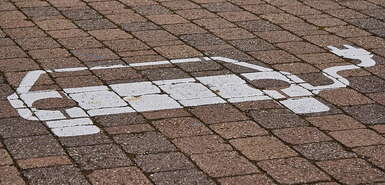 Straßenmarkierung Elektro-Tankstelle