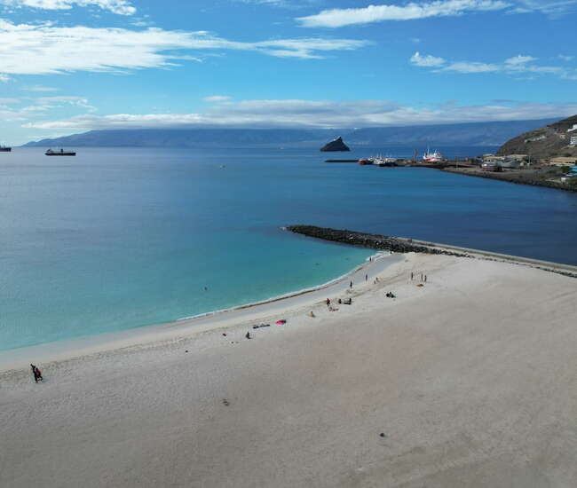 Strand und Bucht von Mindelo mit Bergen im Hintergrund