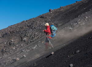 Fogo - ein Wanderer wirbelt beim Abstieg vom Vulkan Lava-Staub auf
