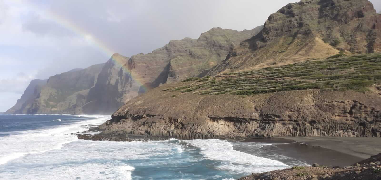 Santo Antão: Regenbogen über einer Meeresbucht